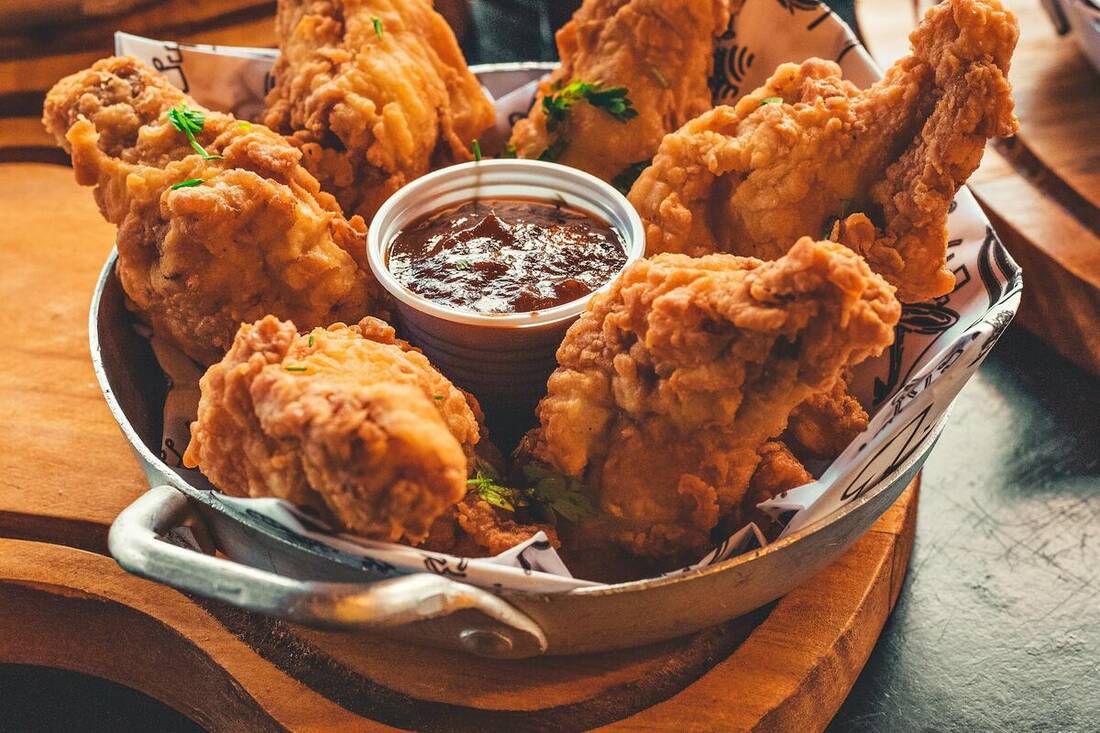 Poulet frit croustillant et doré servi avec sauce maison