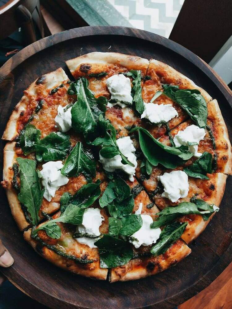 Pizza napolitaine sortie du four à bois, mozzarella fondante et basilic frais