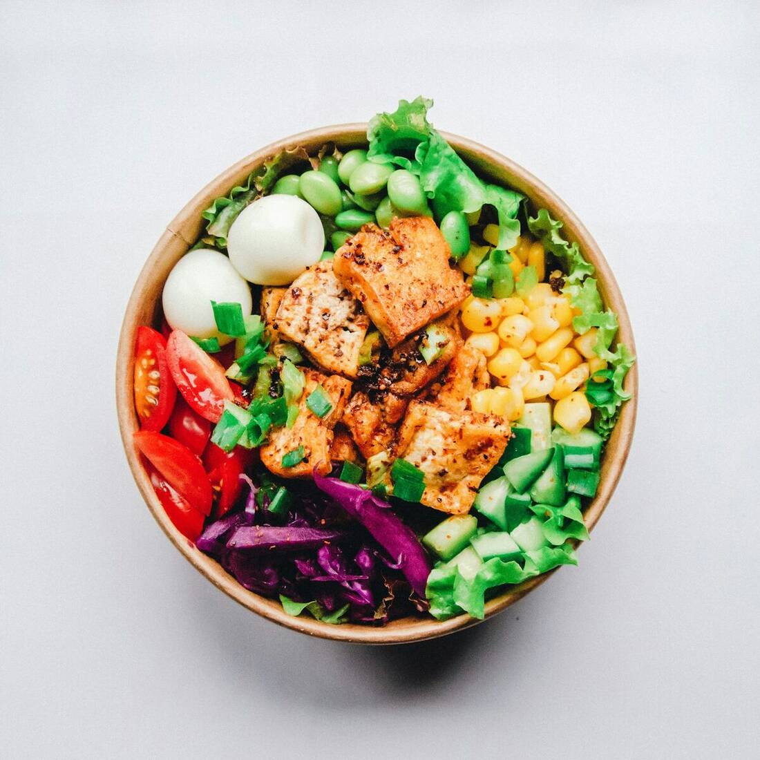 Poke bowl coloré vu de dessus : saumon, avocat, edamame, riz vinaigré