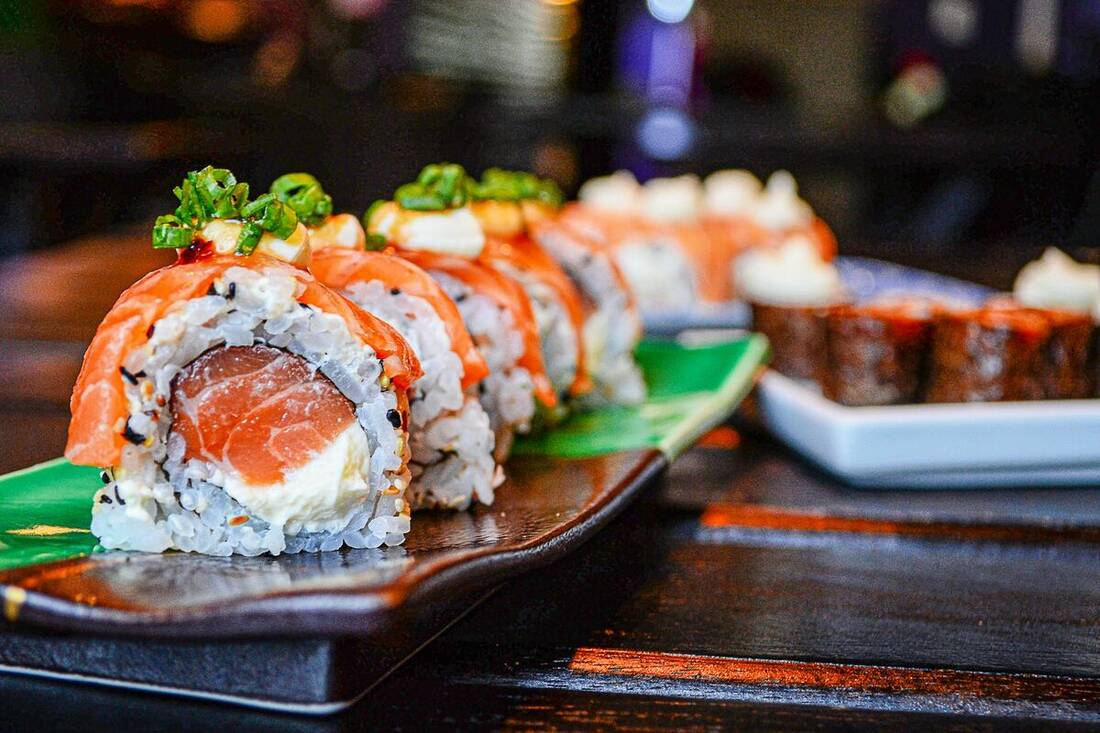 Assortiment de sushis frais dressés avec soin, photo appétissante prise en lumière naturelle